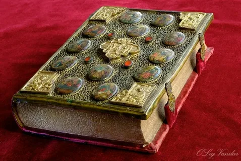 Старинный книжный переплёт из кожи с украшениями